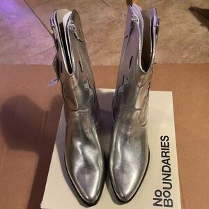 No Boundaries Short Western Boots in Silver Boots Size 11, NIB